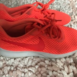 nike tanjun bright pink/ orange size 9W like new